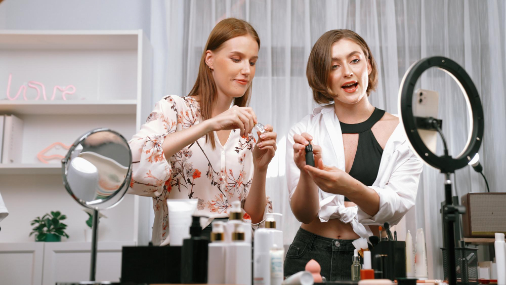 Dos chicas colaborando para maquillarse
